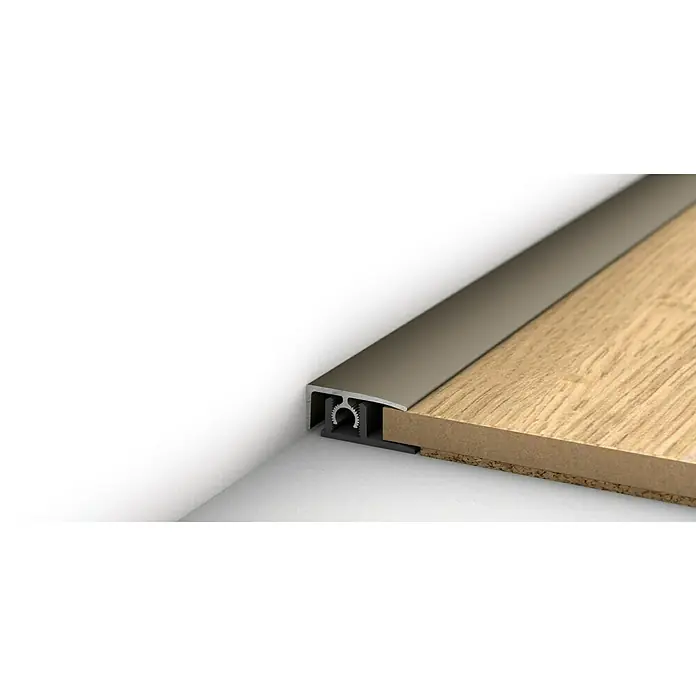LOGOCLIC Abschlussprofil 313 - Edelstahl matt, 0,9 m x 26 mm, Montageart: Stecken - Nahaufnahme eines Bodenprofils aus Metall, das einen sauberen Übergang zwischen Bodenbelag und Wand ermöglicht. Für ein stilvolles Raumdesign.