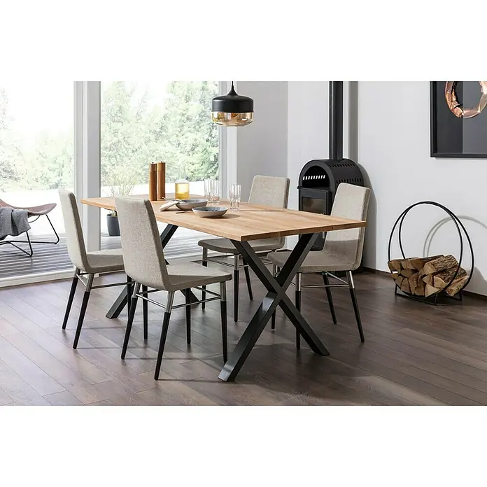 Pur Iternal Black Edition Tischbein - 700 x 100 x 723 mm, Schwarz, X-Form, Passend für: Tischplatten Breite 80 – 90 cm, 2 Stk. - Ein einladender Essbereich mit einem Holztisch mit X-förmigem Gestell und gepolsterten Stühlen, der eine stilvolle Atmosphäre schafft.