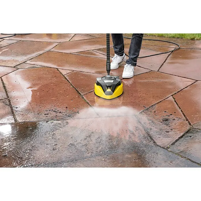Kärcher Flächenreiniger T 7 Plus T-Racer - 3 -tlg., Passend für: Kärcher Hochdruckreiniger K4 - K7 - Der Kärcher Flächenreiniger im Einsatz auf einer Terrasse, der Schmutz kraftvoll entfernt und die Oberfläche strahlen lässt.