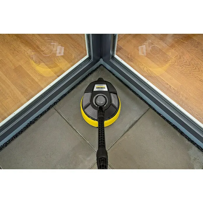Kärcher Flächenreiniger T 7 Plus T-Racer - 3 -tlg., Passend für: Kärcher Hochdruckreiniger K4 - K7 - Ein gelb-schwarzer Kärcher Bodenreiniger, der auf grauem Fliesenboden steht und bereit für die Reinigung ist.