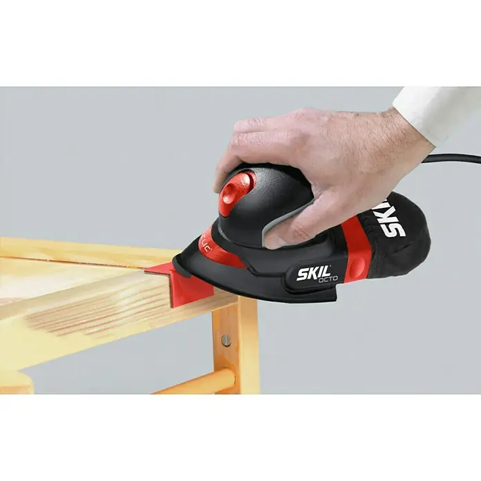 Skil Elektro-Multischleifer 7207 AA - 100 W, Leerlaufschwingzahl: 24.000 U/min, Durchmesser Schwingkreis: 1,6 mm - Der SKIL Octo Exzenterschleifer in Aktion, wird zum Glätten und Schleifen von Holzoberflächen verwendet. Ein praktisches Werkzeug für Heimwerkerprojekte.