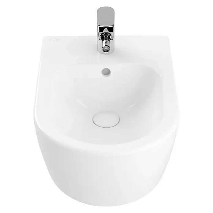 Villeroy & Boch Avento Wand-Bidet - 37 x 53 cm, Weiß, Keramik, Ohne Spezialglasur - Nahaufnahme eines Villeroy & Boch Bidets mit glänzendem Chromhahn, ideal für moderne Badezimmerästhetik und persönliche Hygiene.