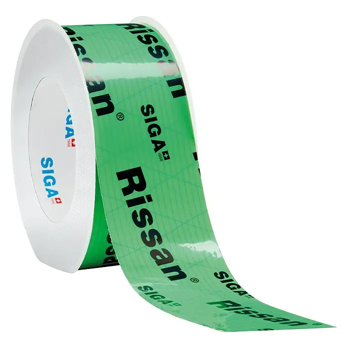 Siga Klebeband Rissan 60 - 25 m x 60 mm, Armierte Spezialfolie aus PE - Nahaufnahme einer Rolle SIGA Rissan Klebeband, ein grünes Dichtungsband für luftdichte Gebäudehüllen.