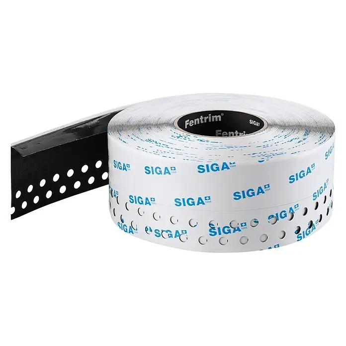 Siga Klebeband Fentrim 2 - 25 m x 100 mm, Außen, Schwarz - Nahaufnahme eines Rollen Fentrim IS 2 Dichtbandes von SIGA, das für luftdichte Fensteranschlüsse verwendet wird.