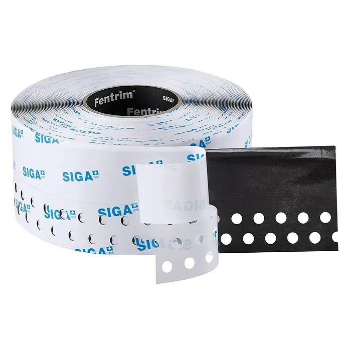 Siga Klebeband Fentrim 2 - 25 m x 100 mm, Außen, Schwarz - Nahaufnahme einer Rolle Fentrim-Dichtband mit SIGA-Logo, das für luftdichte Gebäudeabdichtung verwendet wird.