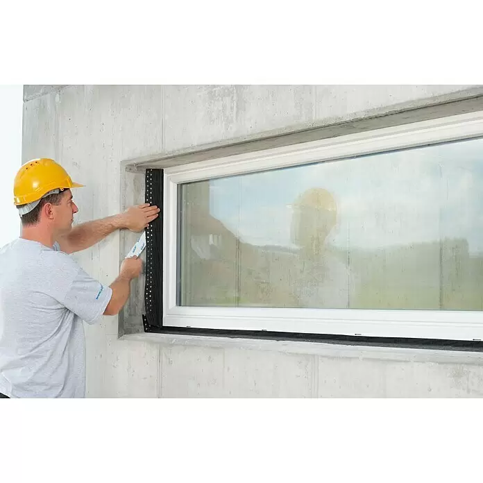 Siga Cinta de pegado Fentrim - Largo: 25 m, Ámbito de aplicación: Para exterior - Trabajador instalando membrana de sellado negra alrededor de un marco de ventana.