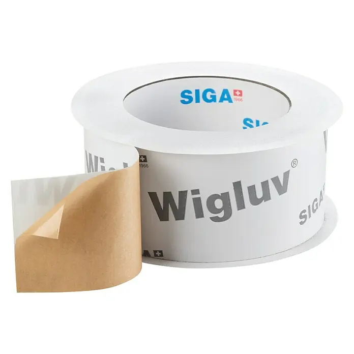 Siga Klebeband Wigluv 60 - 15 m x 60 mm, Kunststoff - Nahaufnahme eines SIGA Wigluv Klebebands, das seine braune Klebefläche zeigt, ideal für luftdichte Gebäudeabdichtung.