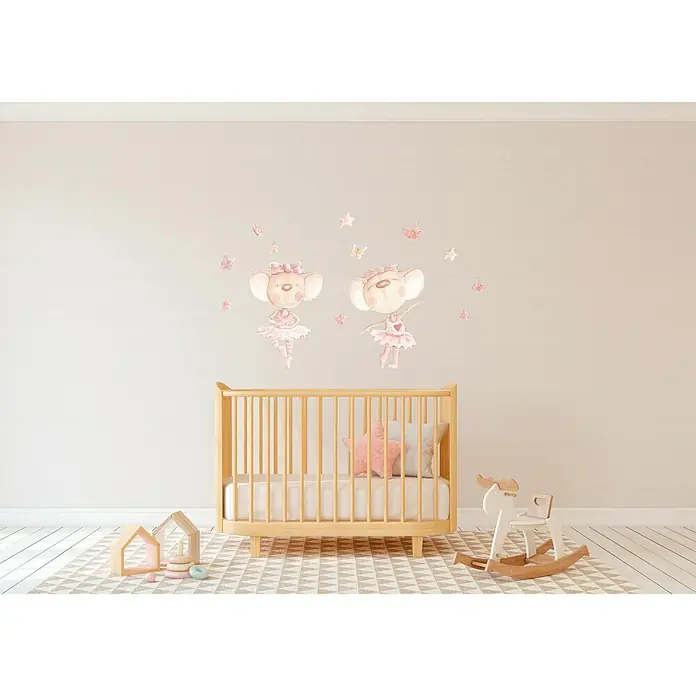 Vinilo de pared Bailando con Mariposas - Marrón, Plástico - Un vistazo a una habitación infantil con una cuna de madera, un caballito balancín y calcomanías de pared de ratones bailando, creando un ambiente lindo y lúdico.