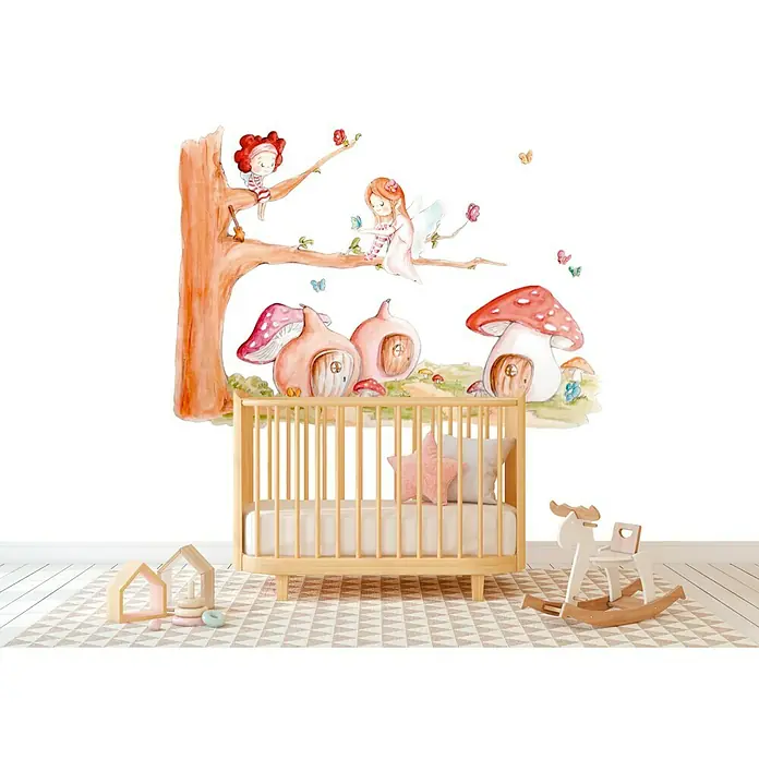 Vinilo de pared Bosque Encantado - Marrón, Plástico - Adhesivo de pared con temática de hadas del bosque y casas de hongos sobre una cuna, creando un ambiente encantador. Ideal para habitaciones infantiles.