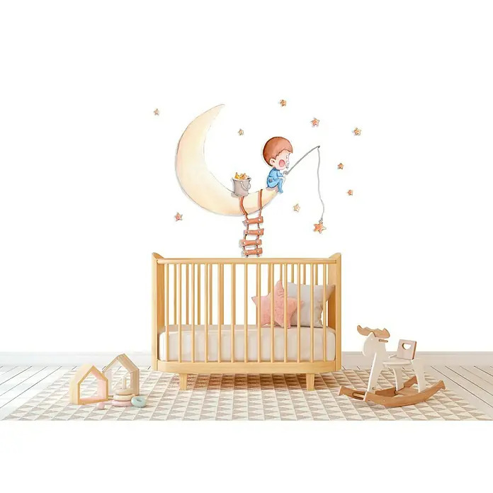 Vinilo de pared Pescando en la luna - 90 x 120 cm, Multicolor, Plástico - Adhesivo de pared con un bebé sentado en la luna pescando estrellas, rodeado de decoraciones en la habitación infantil.