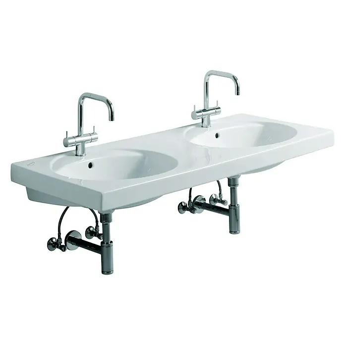 Geberit Preciosa Doppelwaschtisch - 130 x 55 cm, Mit schmutzabweisender Glasur, Hahnloch: Mitte, Mit Überlauf, Weiß - Das Bild zeigt ein Doppelwaschbecken aus weißer Keramik mit zwei modernen Chromarmaturen und der dazugehörigen Sanitärinstallation.