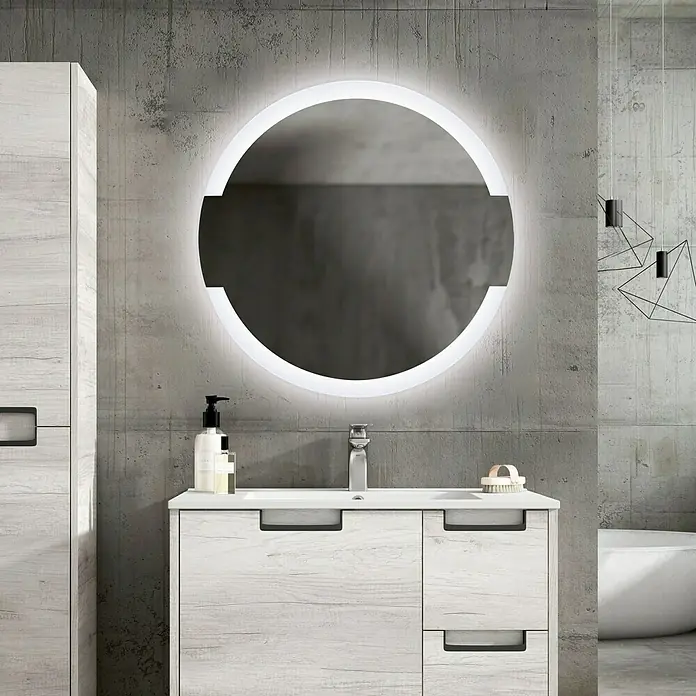 Camargue Espejo con luz Face - Diámetro: 90 cm - Muebles de baño modernos con un espejo redondo iluminado. El mueble de lavabo y el armario alto presentan una decoración de madera clara.