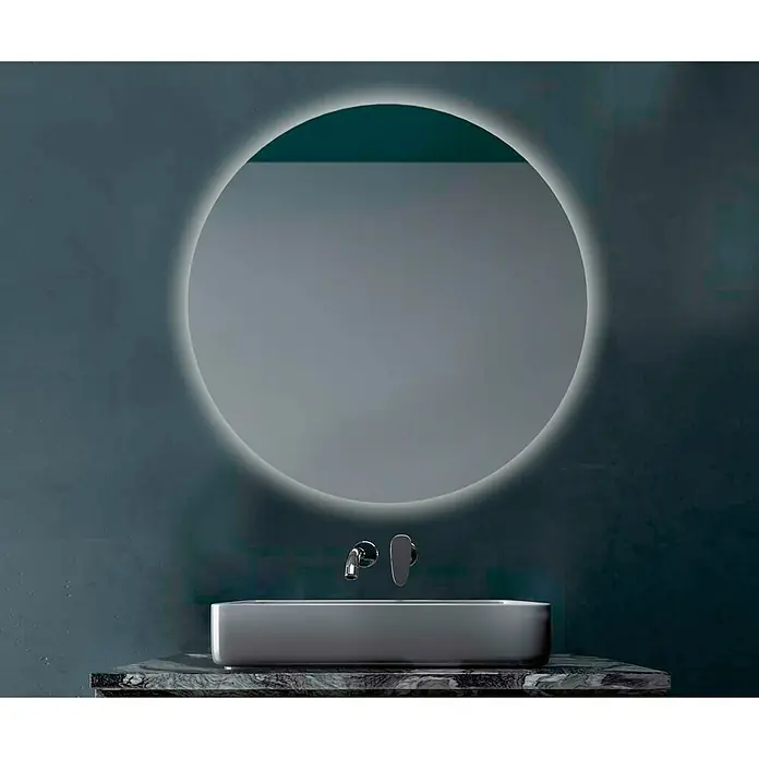 Camargue Espejo con luz Siro - Diámetro: 100 cm - Elegante configuración de baño con espejo redondo retroiluminado sobre un moderno lavabo en una encimera de mármol.