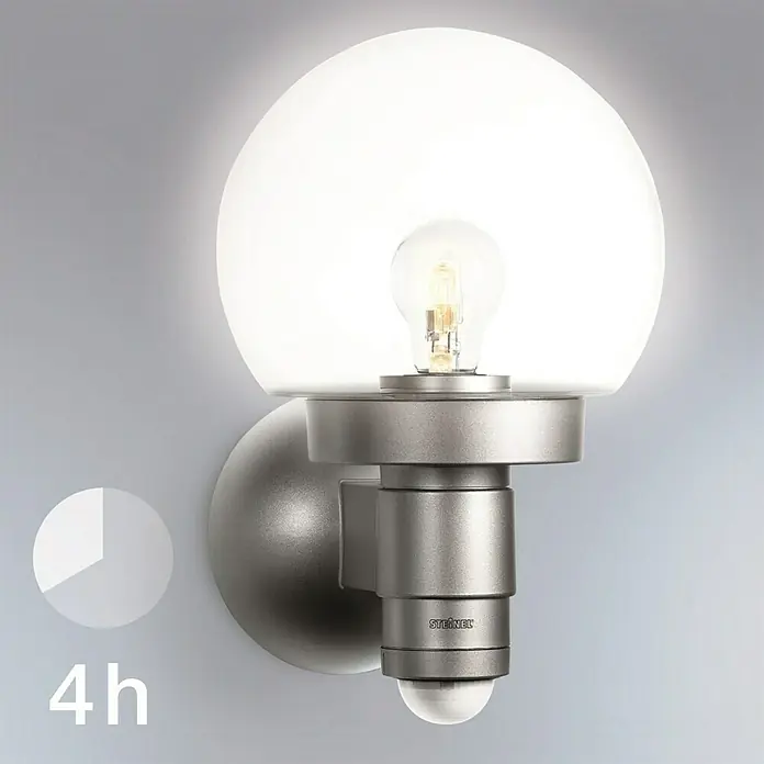 Steinel Aplique exterior con sensor L 115 S - 60 W, L x An x Al: 25,7 x 21,5 x 33 cm - Una lámpara de pared exterior Steinel plateada con un sensor de movimiento debajo de la bombilla.