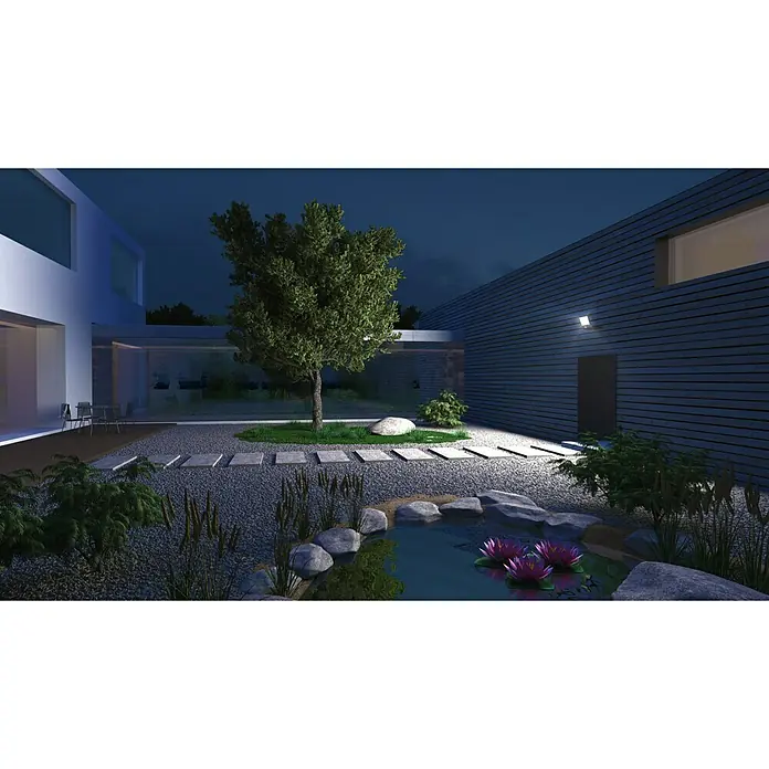 Steinel Proyector LED XLED ONE - 17,8 W, L x An x Al: 17,3 x 22,9 x 19,5 cm, Acero inoxidable, Blanco cálido - Un jardín con una casa moderna y un paisaje de estanque con iluminación exterior decorativa.