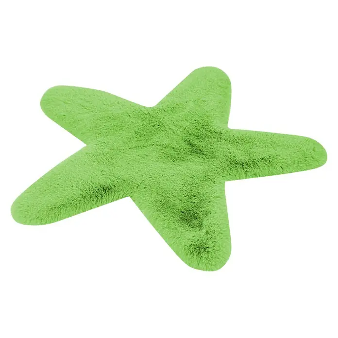 Kayoom Kids Kunstfell Stern - Grün, 63 x 60 cm, 100 % Polyester - Ein grüner, sternförmiger Teppich, der eine flauschige Textur aufweist und auf einem schwarzen Hintergrund liegt.