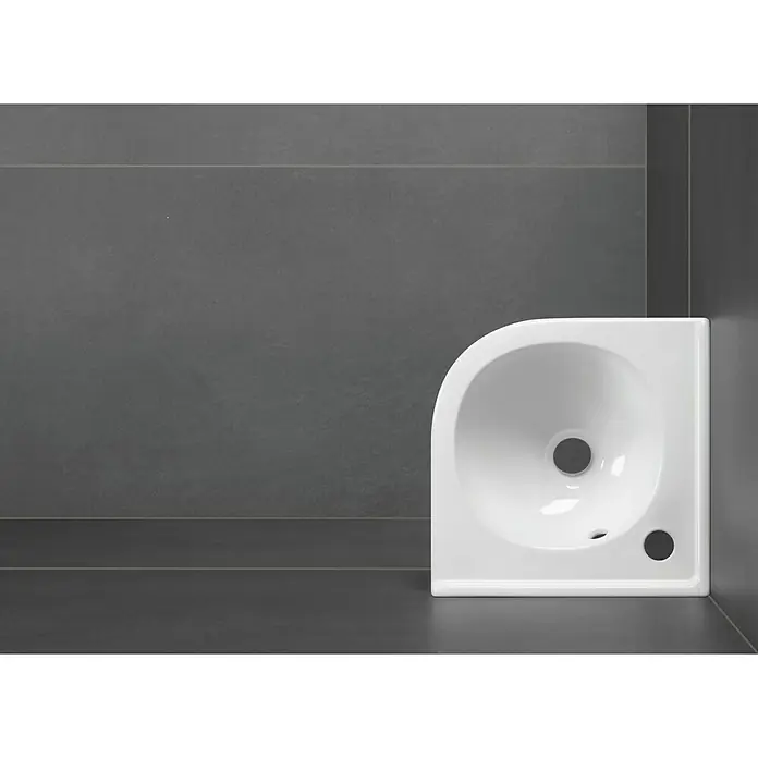 Villeroy & Boch O.novo Eckwaschbecken - 45 x 40 cm, Ohne Spezialglasur, Hahnloch: Mitte, Ohne Überlauf, Weiß - Eckwaschbecken aus Keramik in Weiß vor dunklem Hintergrund. Perfekt für kleine Badezimmer, mit modernem Design und einfacher Installation.