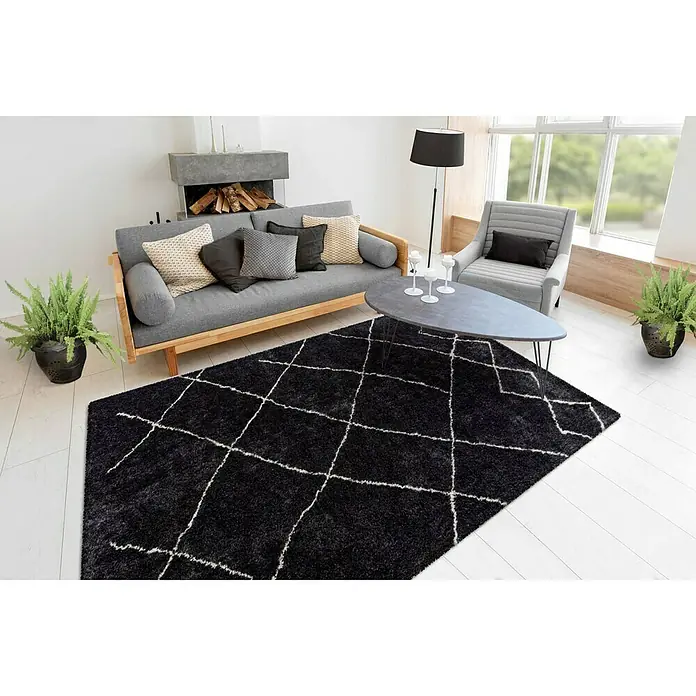 Kayoom Hochflorteppich Orlando 525 - Anthrazit, 230 x 160 cm - Schwarzer Teppich mit weißem Rautenmuster in einem stilvollen Wohnzimmerambiente. Der Teppich verleiht dem Raum eine moderne Note.