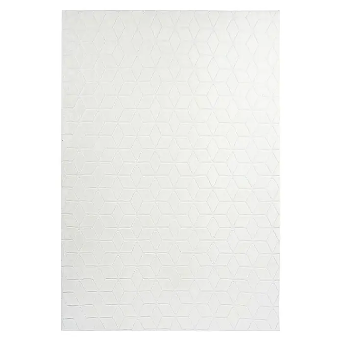 Kayoom Hochflorteppich Vivica 125 - Weiß, 160 x 120 cm - Nahaufnahme einer weißen Wandfliese mit einem subtilen geometrischen Würfelmuster, das eine elegante und moderne Ästhetik bietet.