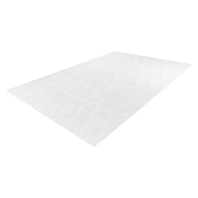 Kayoom Hochflorteppich Vivica 225 - Weiß, 230 x 160 cm - Weiße Matratzenauflage mit Rautenmuster vor schwarzem Hintergrund.