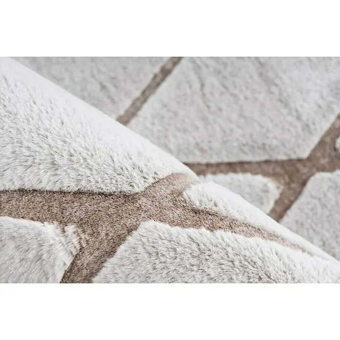 Kayoom Hochflorteppich Vivica 225 - Taupe, 230 x 160 cm - Nahaufnahme eines Teppichs mit geometrischem Muster in Grau- und Brauntönen, der eine weiche Textur und ein modernes Design zeigt.
