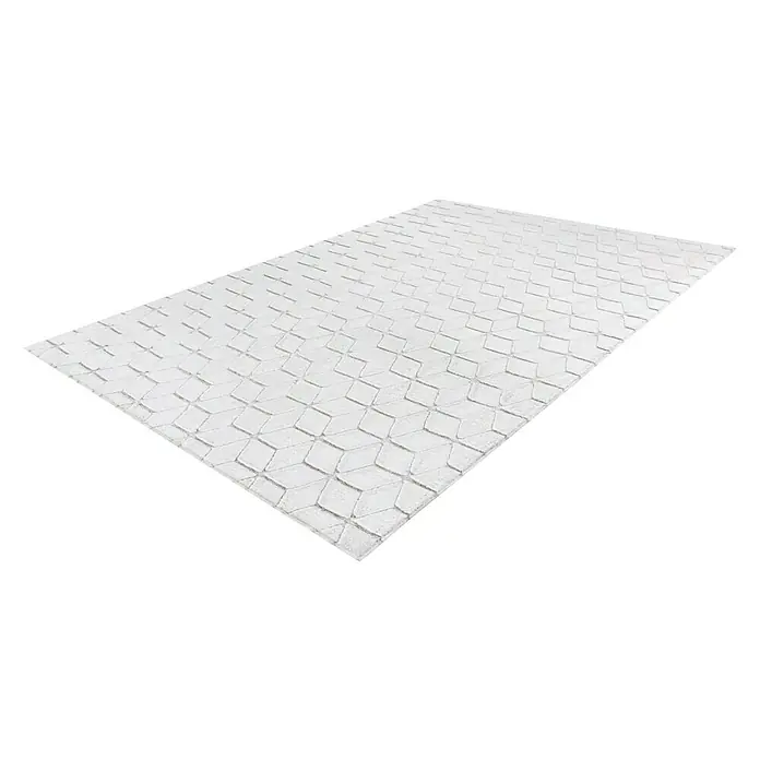 Kayoom Hochflorteppich Vivica 125 - Weiß/Taupe, 160 x 120 cm - Ein weißer Teppich mit geometrischem Muster liegt auf einem schwarzen Hintergrund. Der Teppich hat eine rautenförmige Textur.