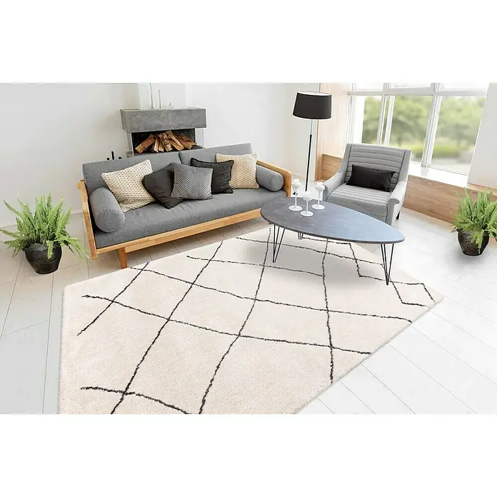Kayoom Hochflorteppich Orlando 525 - Elfenbein, 290 x 200 cm - Wohnzimmer mit einem stilvollen Teppich mit grafischem Muster, Sofa, Sessel und Couchtisch für ein gemütliches Ambiente.
