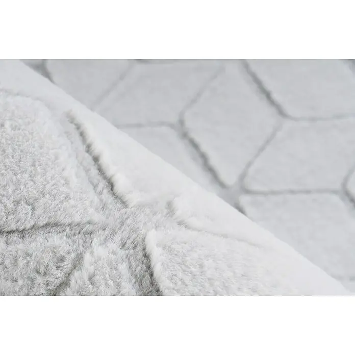 Kayoom Hochflorteppich Vivica 125 - Weiß/Blau, 150 x 80 cm - Nahaufnahme eines weichen, grauen Teppichs mit einem stilvollen Steinmuster, perfekt für eine gemütliche Atmosphäre im Zuhause.