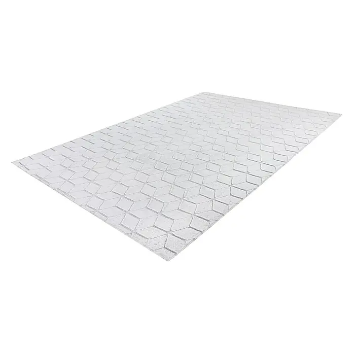 Kayoom Hochflorteppich Vivica 125 - Weiß/Blau, 150 x 80 cm - Nahaufnahme eines rechteckigen, hellgrauen Teppichs mit einem geometrischen Würfelmuster, ideal für moderne Wohnräume.