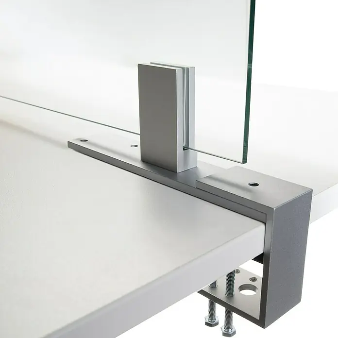 Room Plaza Klemmfuß - 80 x 40 mm, Spannweite: 65 mm, Silber, Passend für: Room Plaza Hygieneschutzglas - Die Tischklemme für Trennwände ist eine zuverlässige Lösung zur einfachen Montage von Trennwänden auf Schreibtischen und Arbeitsflächen.