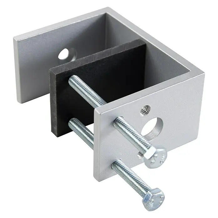 Room Plaza Klemmfuß - 80 x 40 mm, Spannweite: 65 mm, Silber, Passend für: Room Plaza Hygieneschutzglas - Nahaufnahme einer silbernen Tischhalterungsklammer mit Schrauben und schwarzem Gummipuffer, ideal zur Befestigung von Objekten an Tischen.