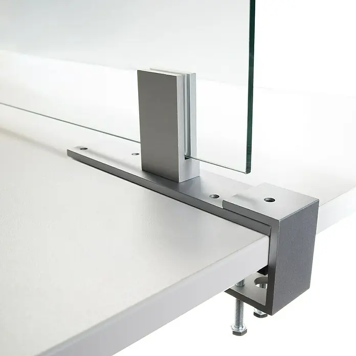 Room Plaza Klemmfuß - 60 x 40 mm, Spannweite: 45 mm, Silber, Passend für: Room Plaza Hygieneschutzglas - Einrichtung für einen transparenten Trennbildschirm, der an einer Tischplatte befestigt ist. Der Bildschirm ist mit einer silberfarbenen Halterung befestigt.