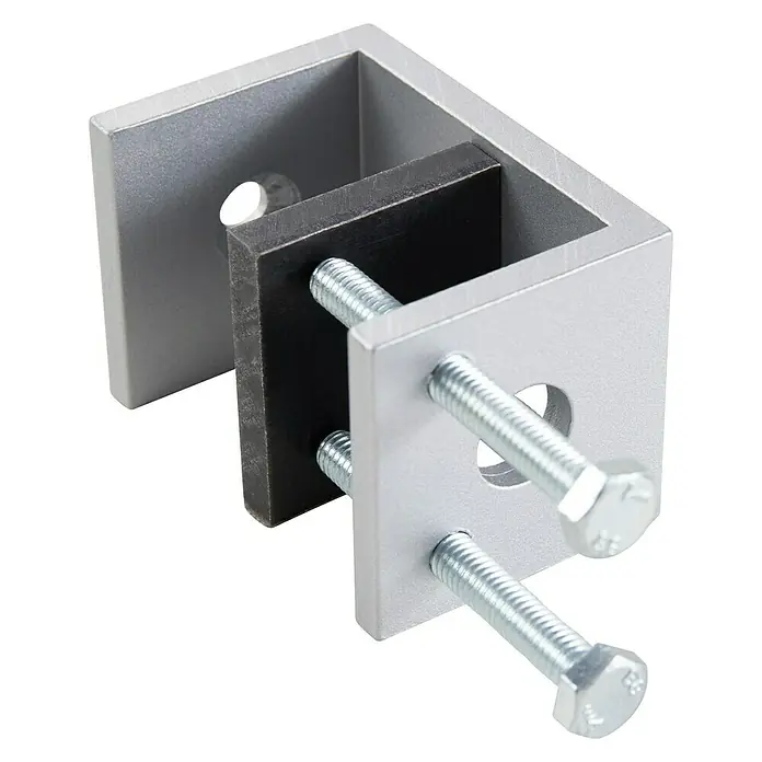 Room Plaza Klemmfuß - 60 x 40 mm, Spannweite: 45 mm, Silber, Passend für: Room Plaza Hygieneschutzglas - Metallwinkel mit Schrauben und schwarzem Block. Ideal für präzise Befestigungen und stabile Konstruktionen.