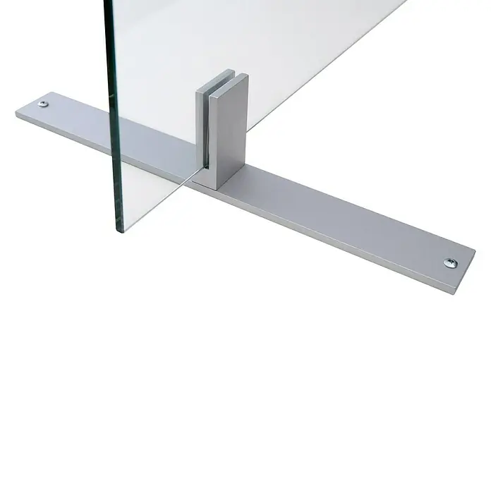 Room Plaza Standfuß - 350 x 40 mm, Silber, Passend für: Room Plaza Hygieneschutzglas - Detailaufnahme einer Trennwand mit silbernem Standfuß und Glaselement, ideal für Büro oder Praxis.