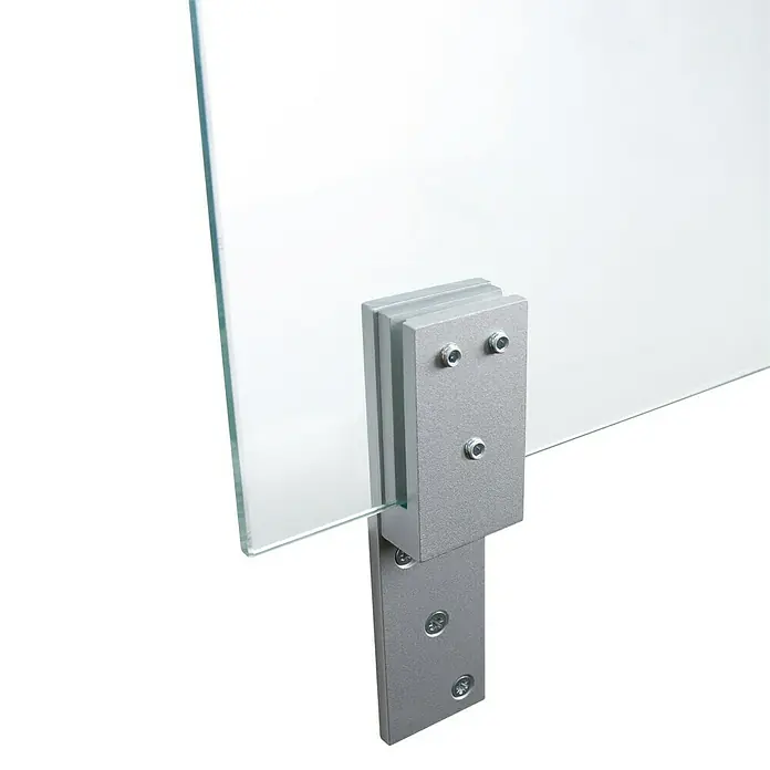 Room Plaza Thekenhalter - 150 x 40 mm, Silber, Passend für: Room Plaza Hygieneschutzglas - Nahaufnahme einer Glasscheibe, die mit Metallklammern befestigt ist, ideal für moderne Büros oder minimalistische Designs.
