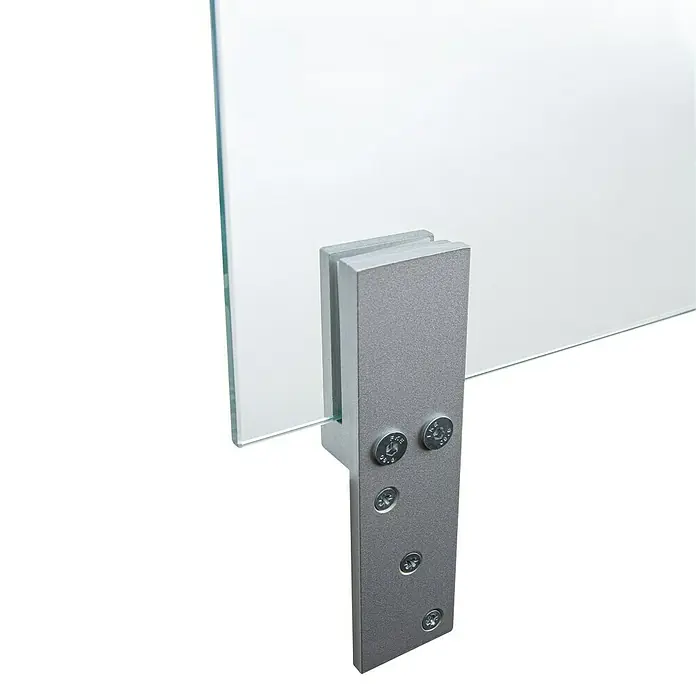 Room Plaza Thekenhalter - 150 x 40 mm, Silber, Passend für: Room Plaza Hygieneschutzglas - Nahaufnahme eines Glaspaneels, das mit einer stabilen Aluminiumhalterung und Schrauben sicher befestigt ist. Ideal für moderne Raumgestaltung.