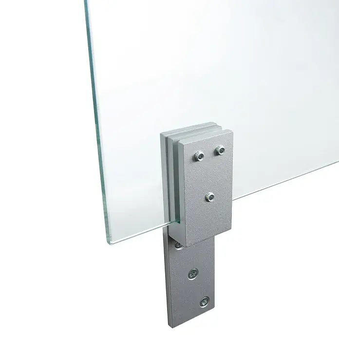 Room Plaza Thekenhalter - 150 x 40 mm, Silber, Passend für: Room Plaza Hygieneschutzglas - Detailaufnahme eines Glaspaneels mit einer silbernen Halterung. Die Halterung sichert das Paneel und sorgt für einen modernen Look.