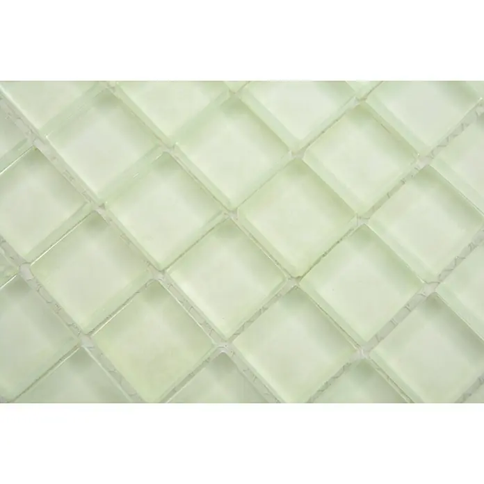 Mosaikfliese Quadrat Crystal XCM 8SE09 - 30 x 30 cm, Weiß, Glänzend - Nahaufnahme von hellgrünen Glasmosaikfliesen, die ein elegantes und modernes Design für jeden Raum bieten.