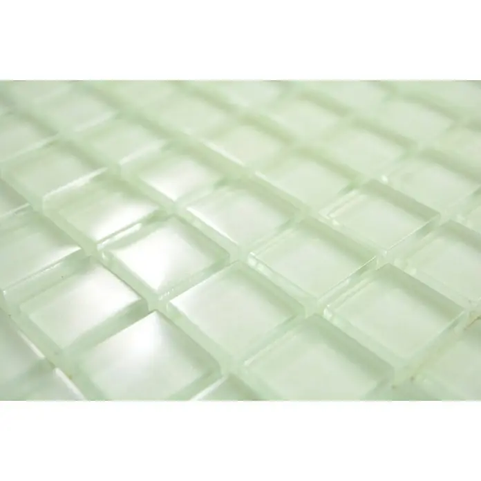 Mosaikfliese Quadrat Crystal XCM 8SE09 - 30 x 30 cm, Weiß, Glänzend - Nahaufnahme eines Musters aus durchscheinenden, quadratischen Glasmosaikfliesen, ideal für moderne Küchen- oder Baddekorationen.