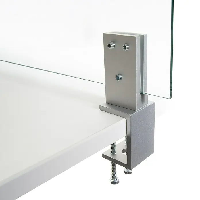 Room Plaza Klemmfuß inklusive Glashalter - 60 x 40 mm, Spannweite: 45 mm, Silber, Passend für: Room Plaza Hygieneschutzglas - Tischklemme zur Befestigung von Glasschirmen. Silberne Metallklemme zur Anbringung an Tischen, um Glasscheiben als Schutz zu installieren.