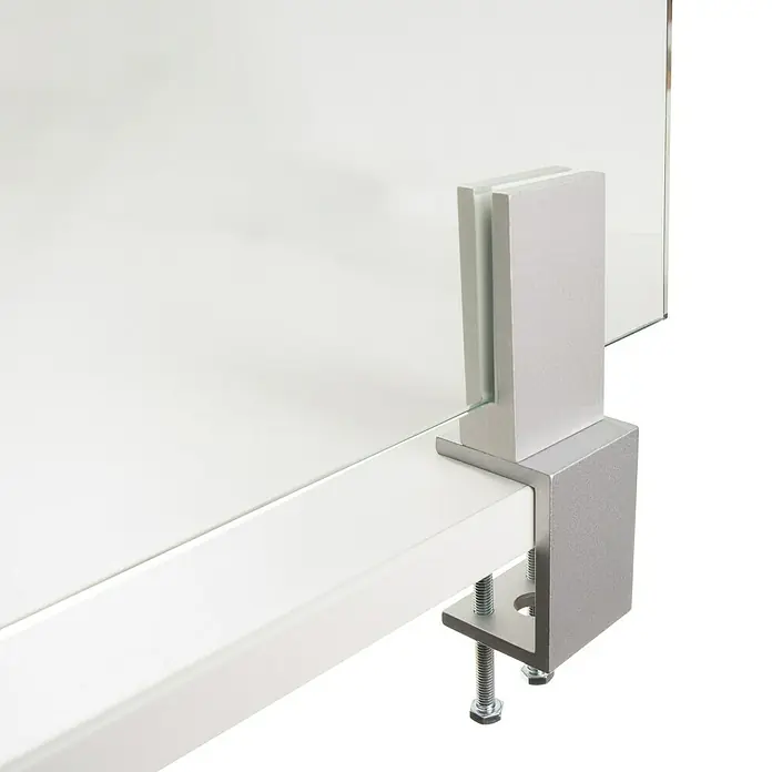 Room Plaza Klemmfuß inklusive Glashalter - 60 x 40 mm, Spannweite: 45 mm, Silber, Passend für: Room Plaza Hygieneschutzglas - Nahaufnahme einer Tischklemme zur Befestigung einer Glasscheibe, ideal für Büroarbeitsplätze oder Homeoffice, um Privatsphäre und Sicherheit zu gewährleisten.