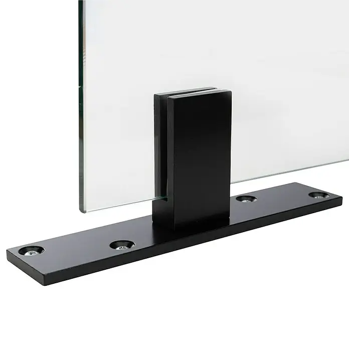 Room Plaza Standfuß - 200 x 40 mm, Schwarz, Passend für: Room Plaza Hygieneschutzglas - Nahaufnahme eines schwarzen Glasklemmprofils für eine Glasplatte, befestigt auf einer schwarzen Montageplatte mit sichtbaren Schrauben.