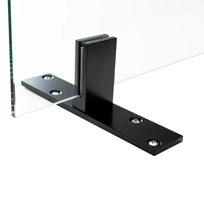 Room Plaza Standfuß - 200 x 40 mm, Schwarz, Passend für: Room Plaza Hygieneschutzglas - Detailaufnahme einer Glasklemme in Schwarz, die ein Glaspaneel sicher hält und eine stilvolle Befestigungslösung bietet.
