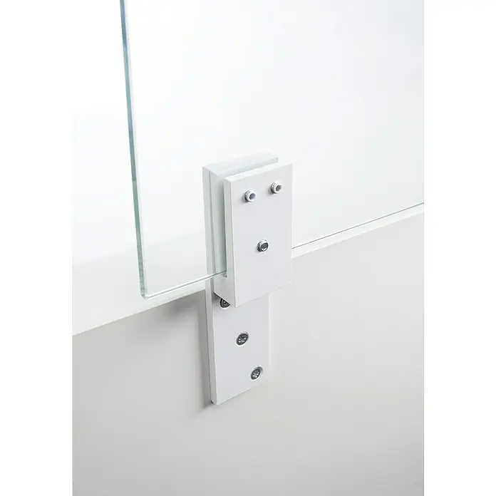 Room Plaza Thekenhalter - 150 x 40 mm, Weiß, Passend für: Room Plaza Hygieneschutzglas - Detailaufnahme einer Glasplatte befestigt mit einer weißen Halterung an einer weißen Oberfläche. Die Halterung ist mit Schrauben befestigt.