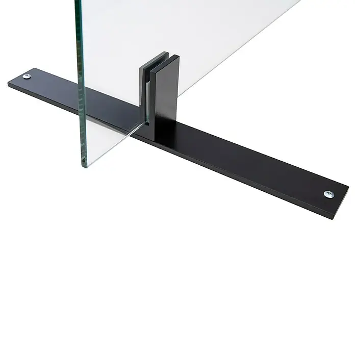 Room Plaza Standfuß - 350 x 40 mm, Schwarz, Passend für: Room Plaza Hygieneschutzglas - Nahaufnahme eines Glasschirms mit schwarzer Halterung. Der Schirm bietet Privatsphäre und ist ein stilvolles Büroaccessoire.