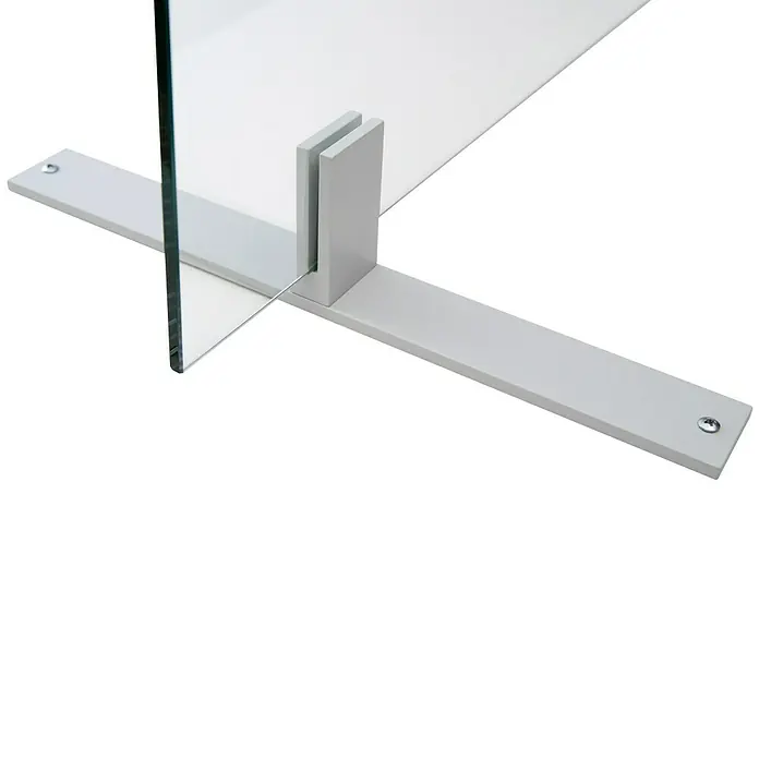Room Plaza Standfuß - 350 x 40 mm, Lichtgrau, Passend für: Room Plaza Hygieneschutzglas - Schutzscheibe mit grauem Fuß und einem gläsernen Sichtschutz für Innenräume, der Schutz und eine hygienische Barriere bietet.