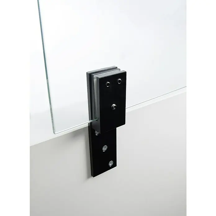 Room Plaza Thekenhalter - 150 x 40 mm, Schwarz, Passend für: Room Plaza Hygieneschutzglas - Nahaufnahme einer Glasplatte, die mit einer schwarzen Halterung an einer weißen Oberfläche befestigt ist. Die Halterung besteht aus zwei Teilen.