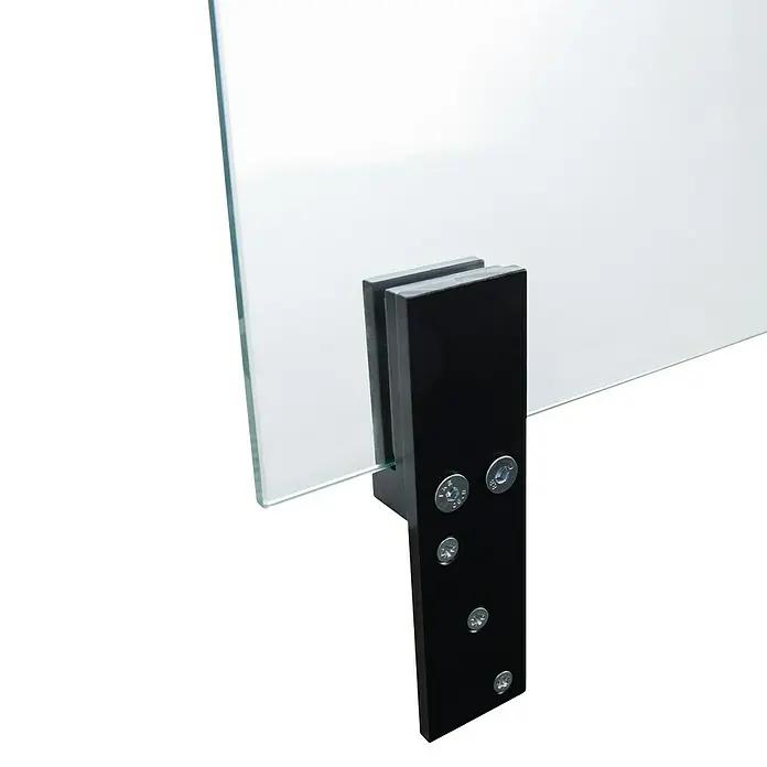 Room Plaza Thekenhalter - 150 x 40 mm, Schwarz, Passend für: Room Plaza Hygieneschutzglas - Nahaufnahme einer Glasscheibe, die mit einer schwarzen Halterung und sichtbaren Schrauben befestigt ist, ideal für moderne Büros oder Zuhause.