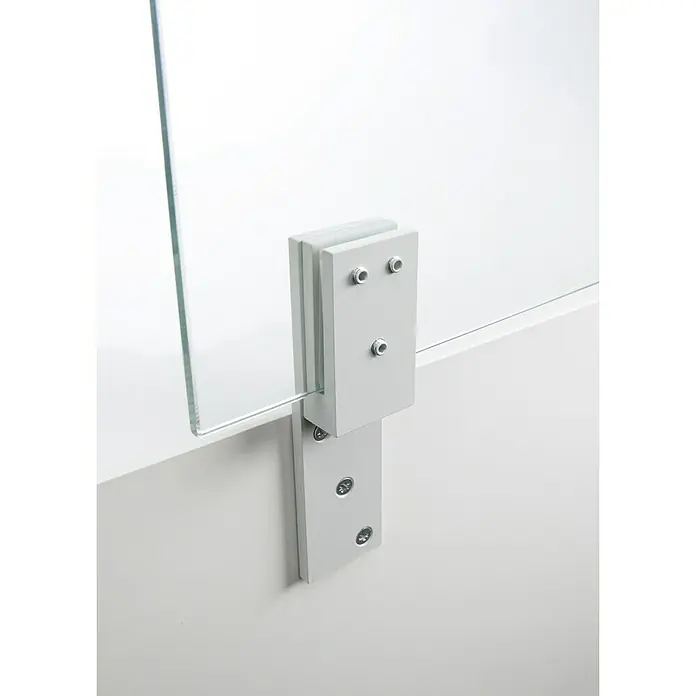 Room Plaza Thekenhalter - 150 x 40 mm, Lichtgrau, Passend für: Room Plaza Hygieneschutzglas - Detailaufnahme einer Glasscheibe, die mit einem modernen, silberfarbenen Beschlag an einer weißen Wand befestigt ist.