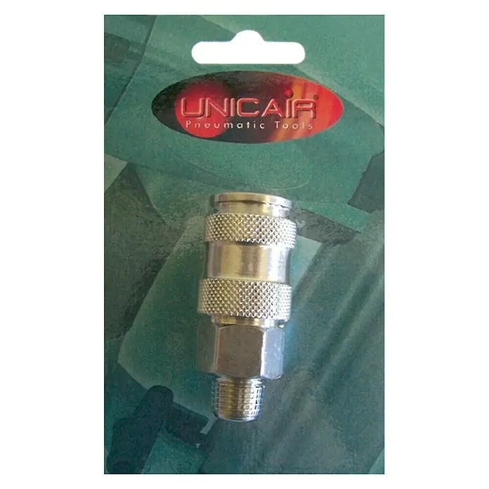 Unicair Racor de conexión macho - Dimensión conexión: ¼″ - Conector rápido para herramientas neumáticas UNICAIR: Un conector robusto de color plata para herramientas neumáticas, empaquetado en una tarjeta impresa.